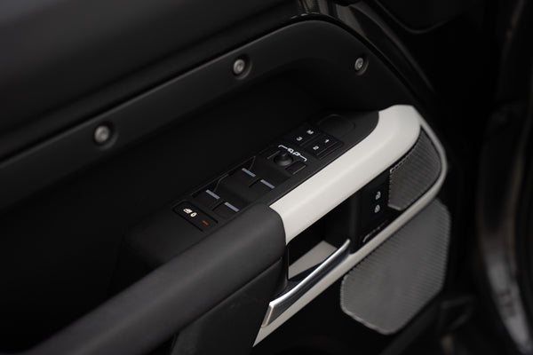 Land Rover Defender 130 D300 SE X-dynamic met 8 zitplaatsen!