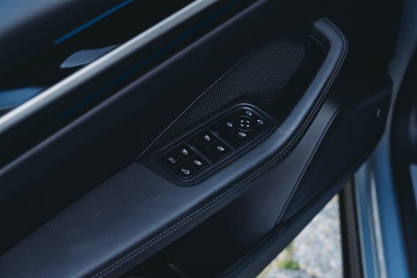Porsche Macan 4 Electric 100kw/h Dolomite silver metallic